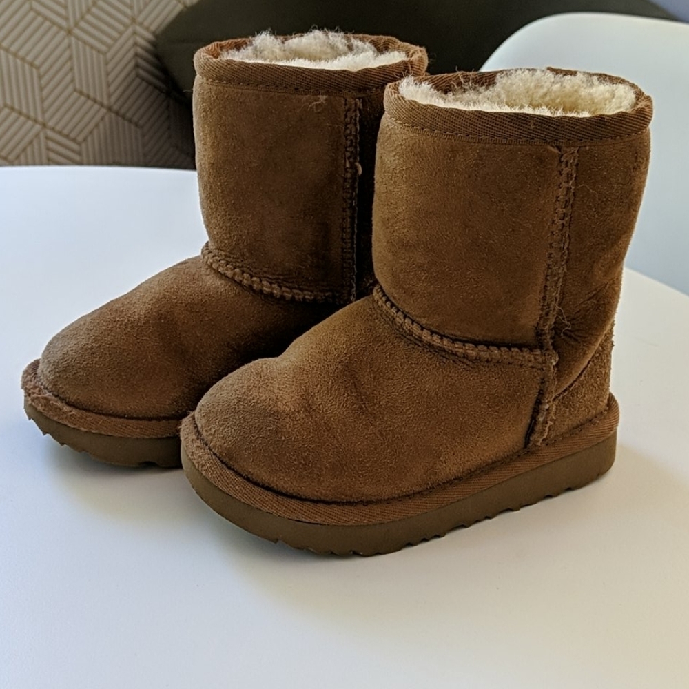 UGG Classic Short Shearling Boots-Walker-Toddler
